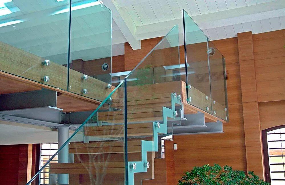 Лестница со стеклянными ступенями