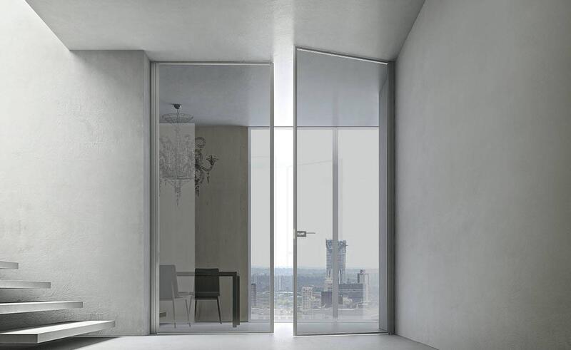 Стеклянная дверь с черным профилем