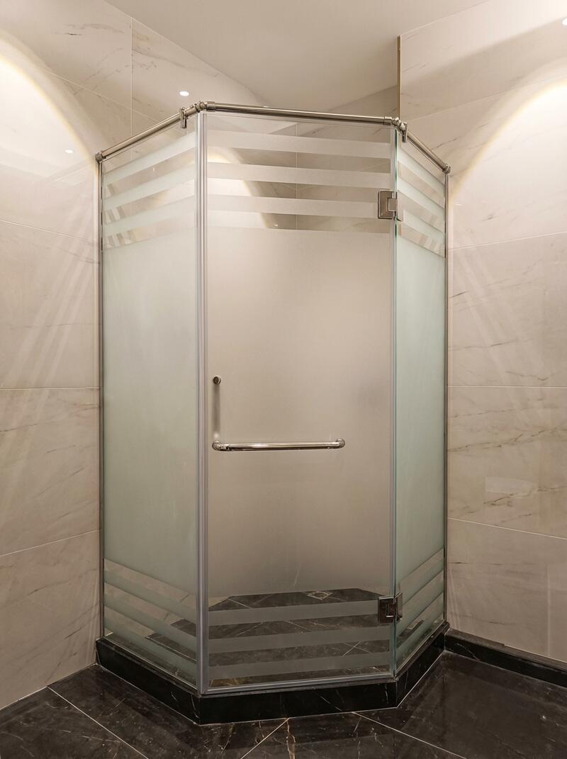 Просторная душевая кабина