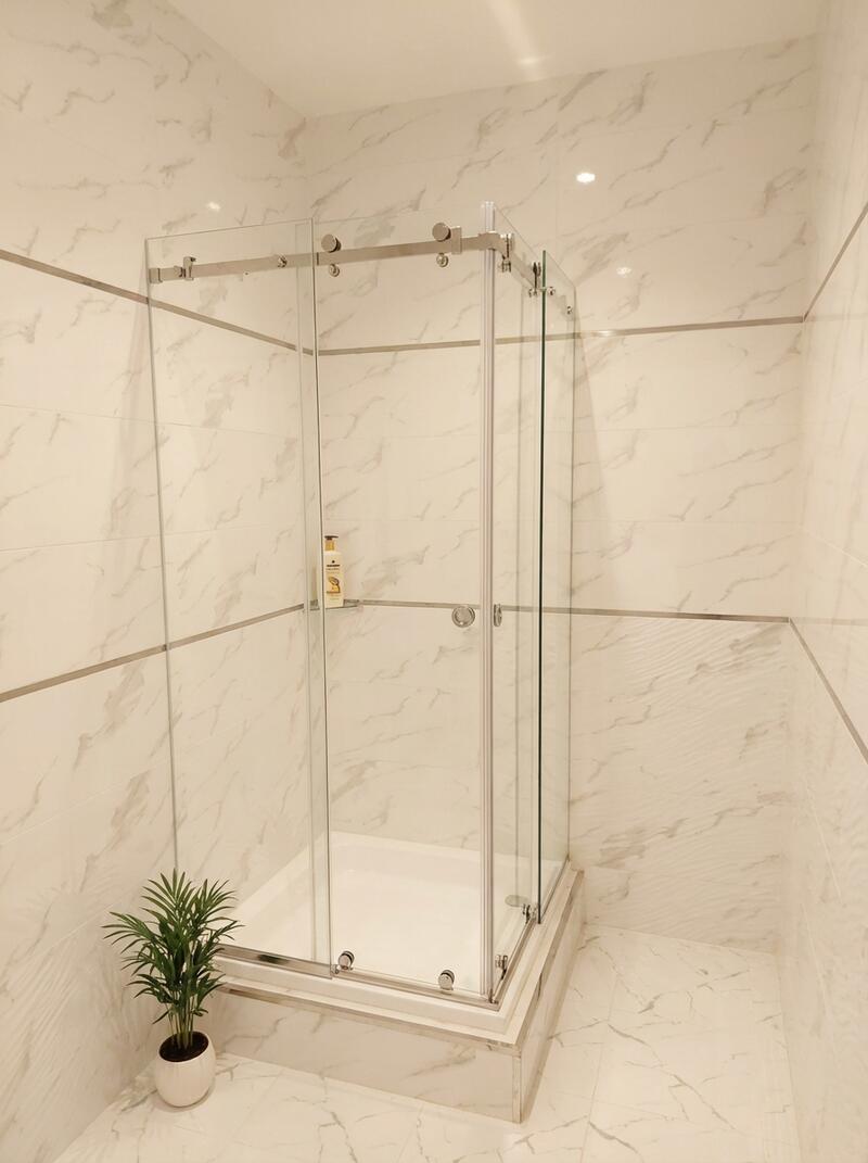 Угловая душевая с хромированным профилем