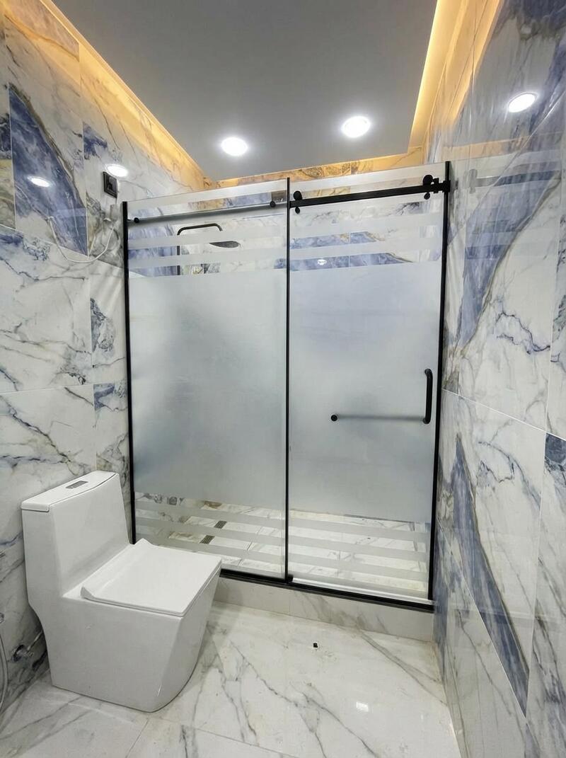 Душевая перегородка с золотой фурнитурой