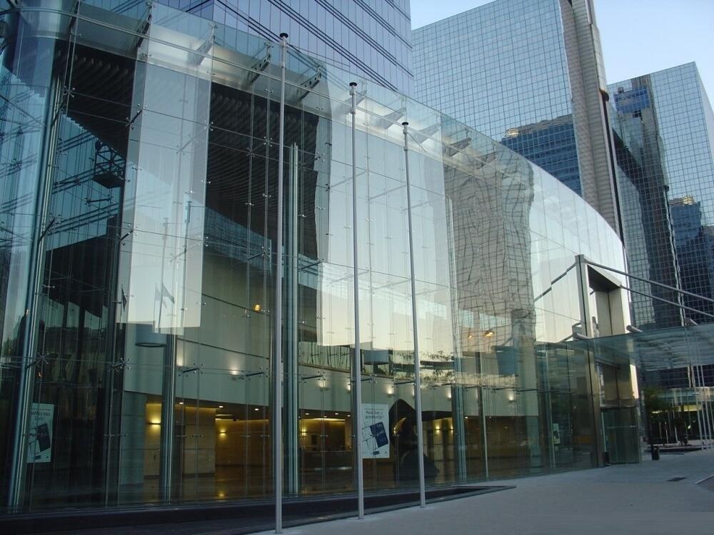 Современный стеклянный фасад