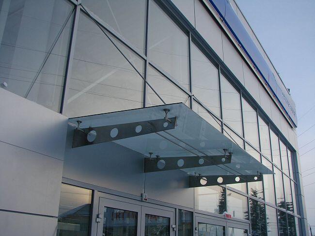 Стеклянный козырек над входом