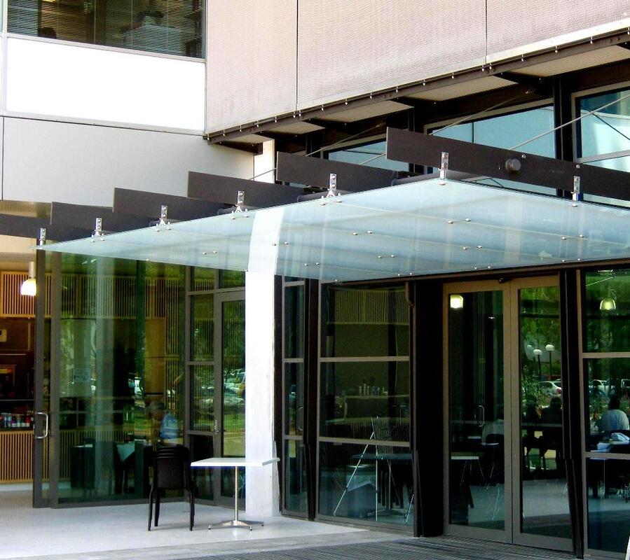 Современный стеклянный козырек