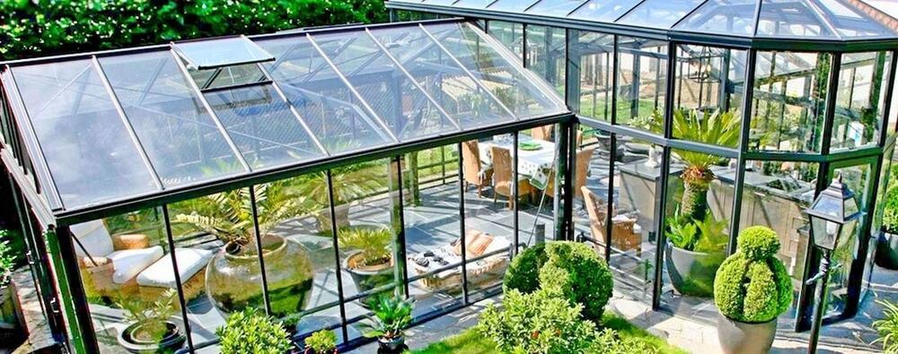 Оранжерея со стеклянной крышей