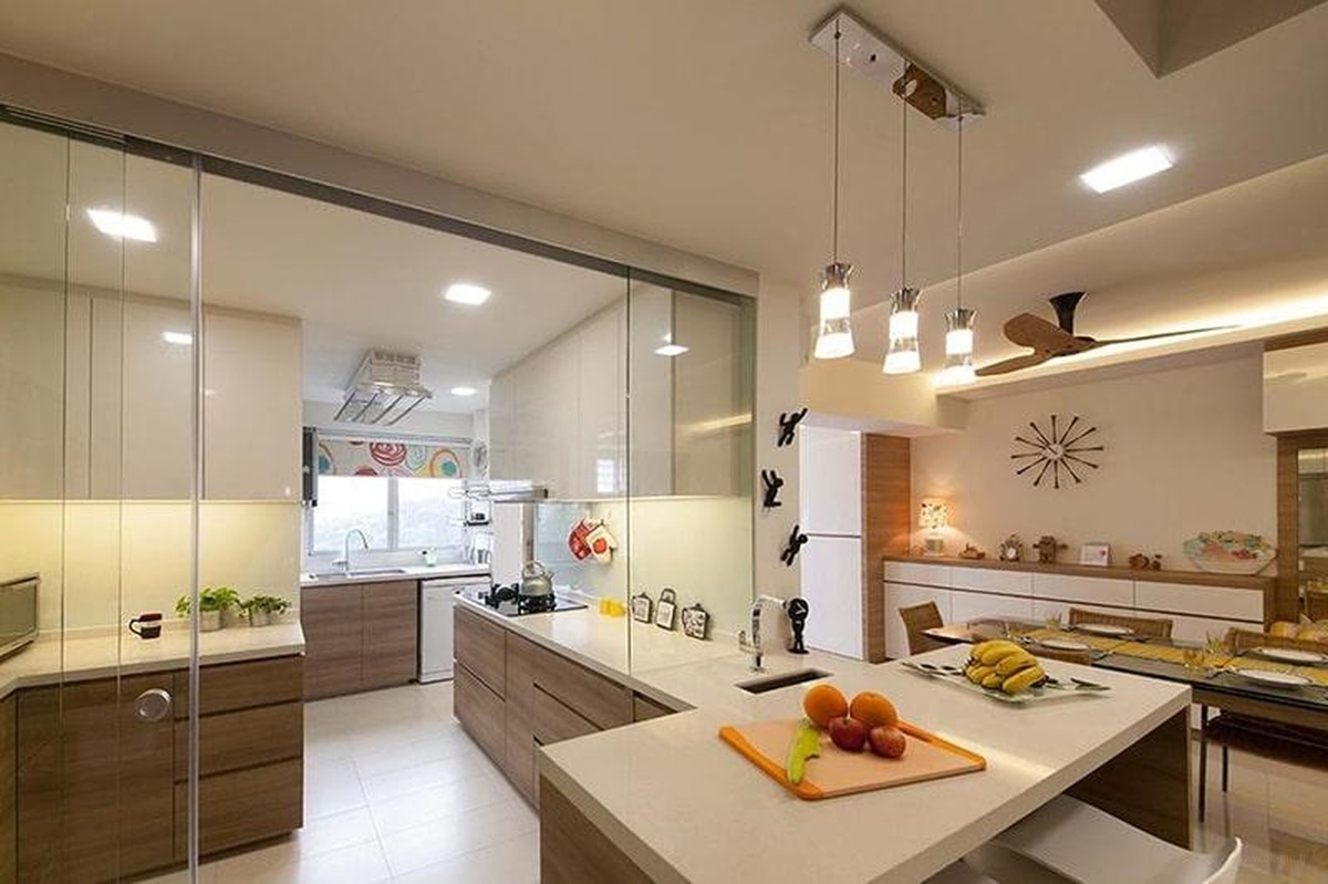 Раздвижная стеклянная перегородка на кухне